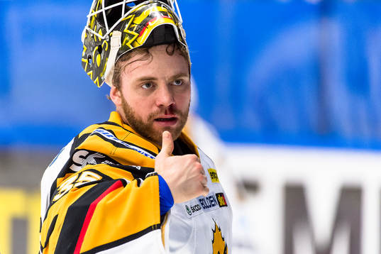 Skellefteås målvakt Markus Svensson blöder näsblod