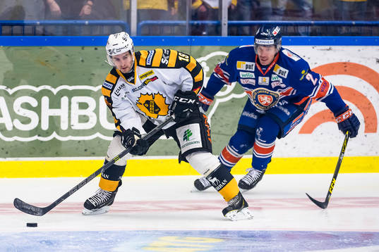 Skellefteås Andrew Calof jagas av Växjös Teemu Laakso
