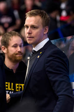 Skellefteås tränare Bert Robertsson jublar