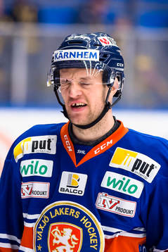 Växjös Ilkka Heikkinen grinar illa