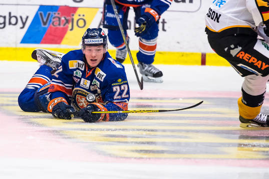Växjös Gustav Rydahl ligger på isen