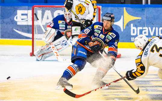 Växjös Ilkka Heikkinen täcker skott från Skellefteås