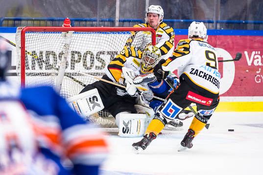 Växjös Gustav Rydahl krockar med Skellefteås målvakt