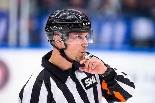 Domare Andreas Harnebring blåser i pipan