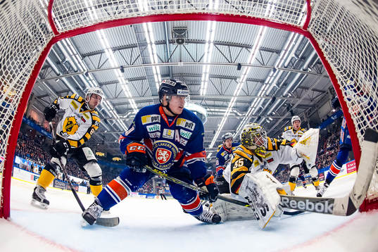 Växjös Tuomas Kiiskinen faller i Skellefteås målgård.