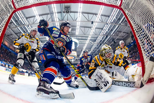 Växjös Tuomas Kiiskinen faller i Skellefteås målgård.