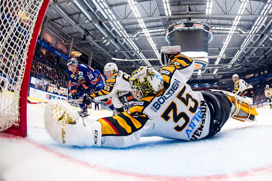 Skellefteås målvakt Markus Svensson stoppar ett avslut