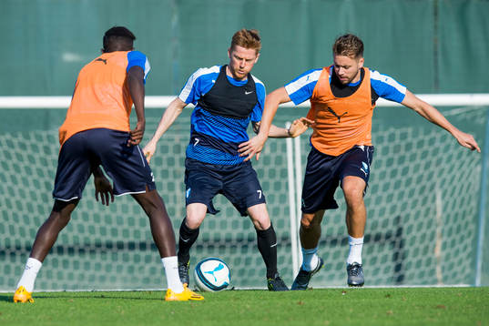 Malmö FFs Anders Christiansen i kamp om bollen med Pa
