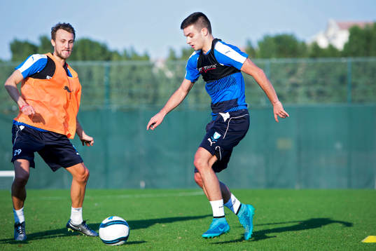 Malmö FFs Vladimir Rodic (th) utmanar Magnus Wolff Eikrem