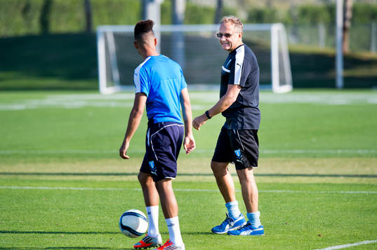 Malmö FFs läkare Pär Herbertsson i samtal med Tobias Sana