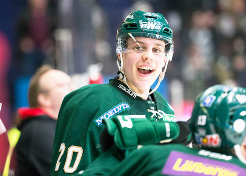 Färjestads Joel Eriksson Ek  skrattar i båset