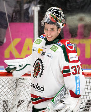 Frölundas målvakt Johan Gustafsson med mask i pannan