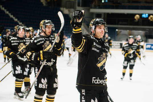 s Marcus Jonsson firar
