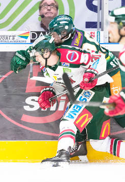 Frölundas Nicklas Lasu trycker upp Färjestads Oskar Steen