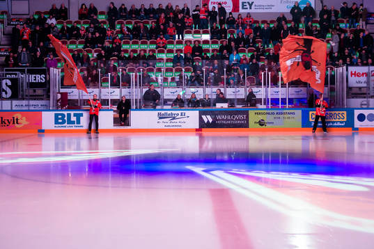 Till vänster Mikael Eklund med flagga