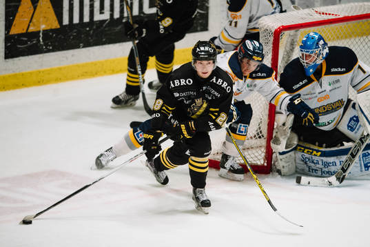 s Jesper Frödén med pucken
