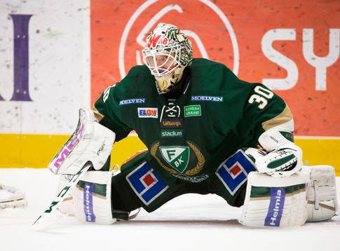 Färjestads målvakt Lars Haugen stretchar