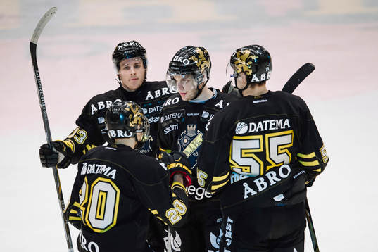 s Fredrik Hyrning firas av sina lagkamrater