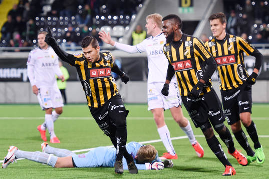 Häckens Paulo de Oliviera gör 1-0 och jublar med Tefu