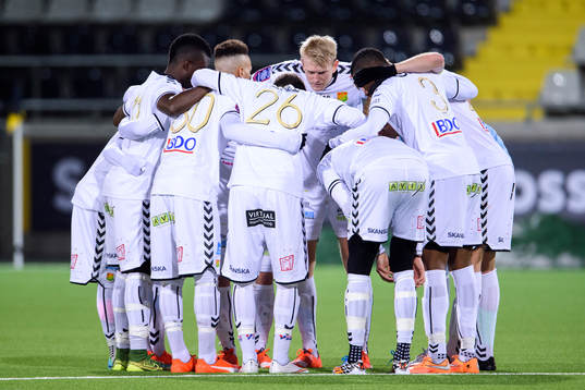 GAIS spelare samlas innan en träningsmatch i fotboll