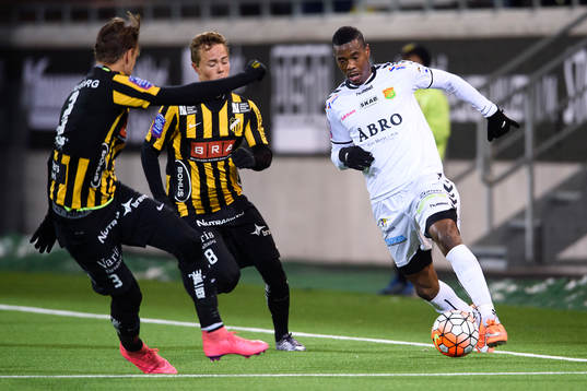 Häckens Adam Andersson och GAIS Liam Davies