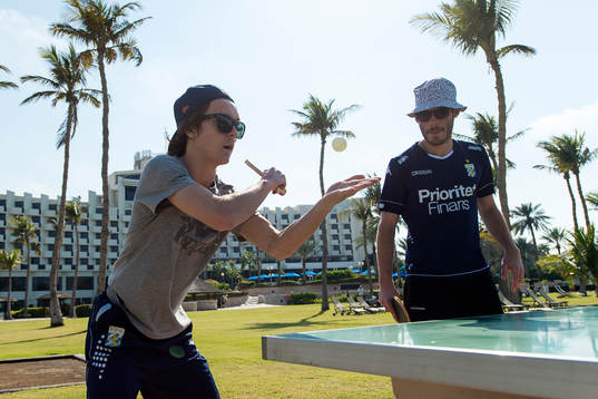 Patrik Karlsson Lagemyr och Emil Salomonsson spelar pingis