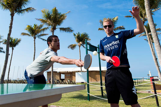 Benjamin Zalo och Gustav Engvall spelar pingis