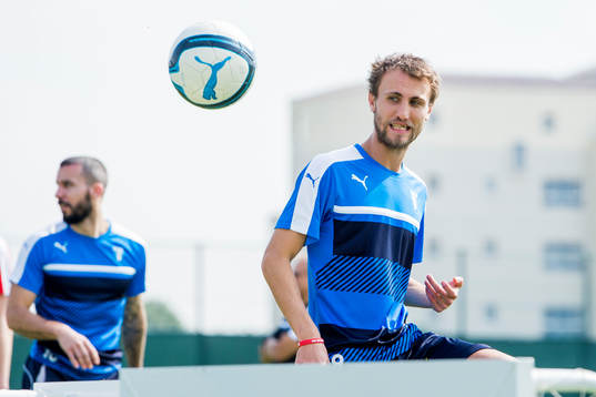 Malmö FFs Magnus Wolff Eikrem spelar fotbollsgolf
