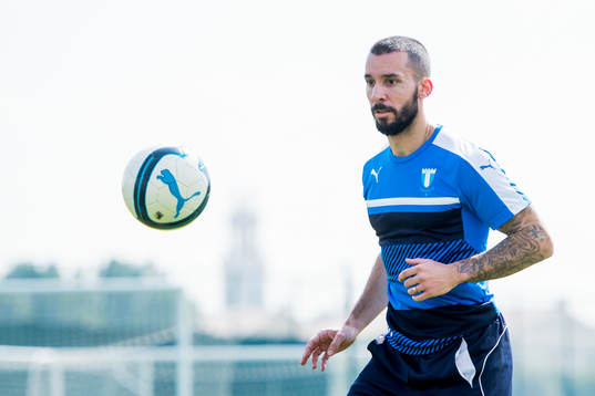 Malmö FFs Guillermo Molins spelar fotbollsgolf