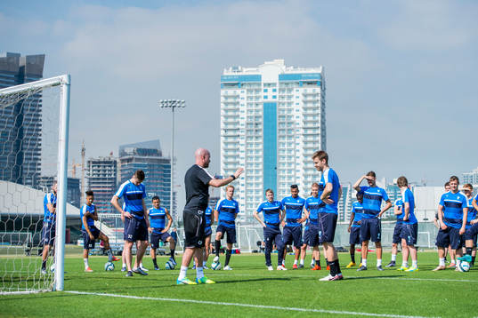 Malmö FFs assisterande tränare Olof Persson instruerar