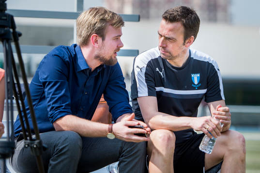 Kvällspostens Johan Wall i samtal med tränare Allan Kuhn