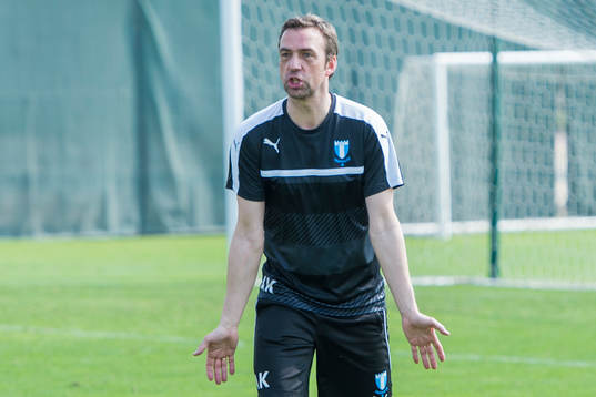 Malmö FFs tränare Allan Kuhn instruerar