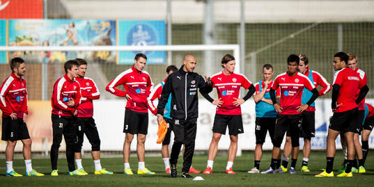 Manager Henrik Larsson (m) instruerar spelarna
