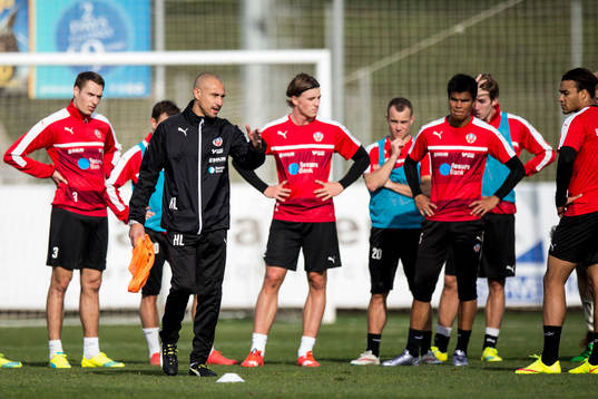 Manager Henrik Larsson (m) instruerar spelarna