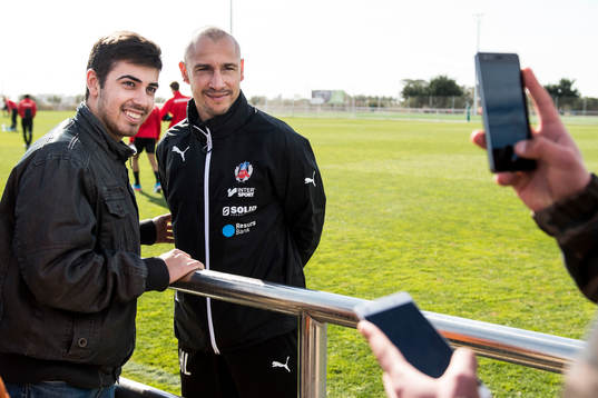 Manager Henrik Larsson ställer upp på bilder med