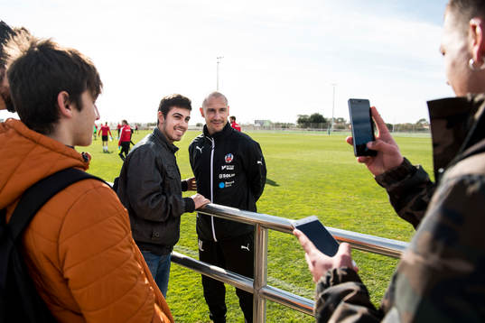 Manager Henrik Larsson ställer upp på bilder med