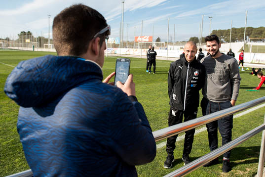 Manager Henrik Larsson ställer upp på bilder med