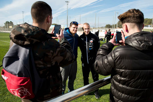 Manager Henrik Larsson ställer upp på bilder med