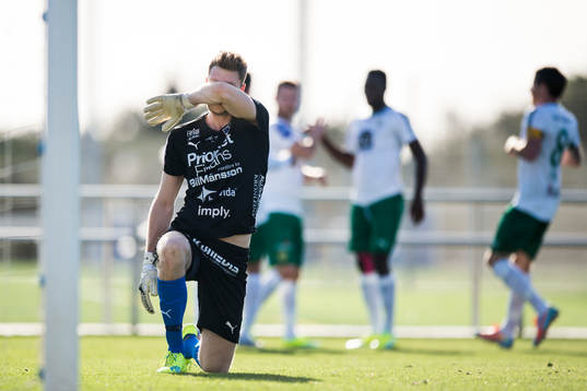 Halmstads målvakt Malkolm Nilsson deppar