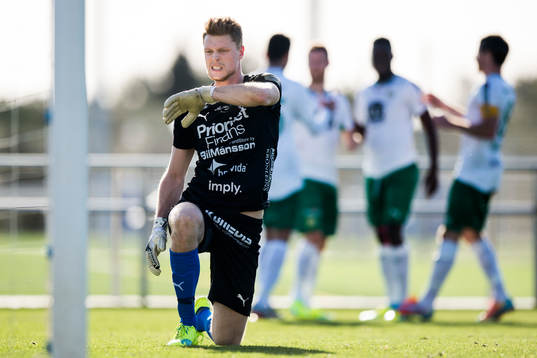 Halmstads målvakt Malkolm Nilsson deppar