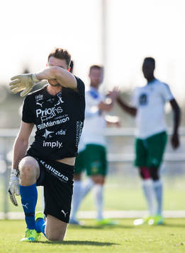 Halmstads målvakt Malkolm Nilsson deppar