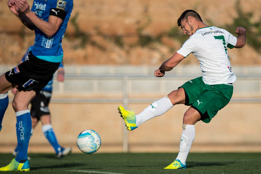 Hammarbys Alexssander Medeiros de Azeredo skjuter ett skott