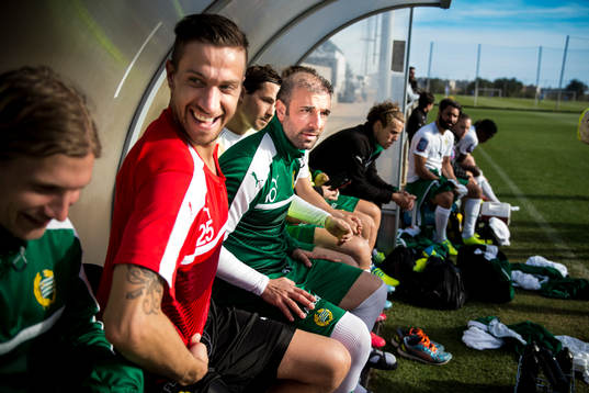 Hammarbys Kennedy Bakircioglu (m) på bänken