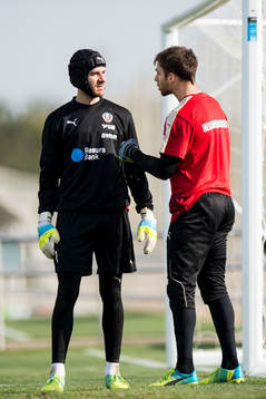 Målvakterna Matt Pyzdrowski och Tomer Chencinski i samtal