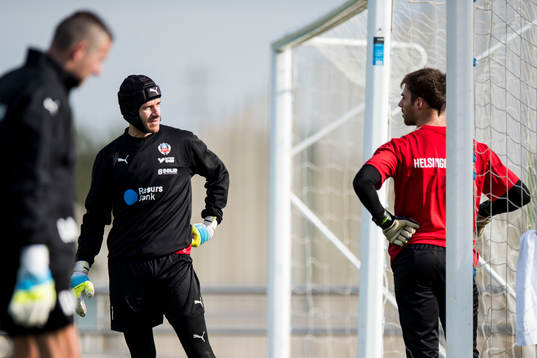 Målvakterna Matt Pyzdrowski och Tomer Chencinski i samtal