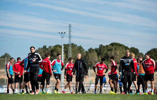 Helsingborgs spelare och manager Henrik Larsson (m)