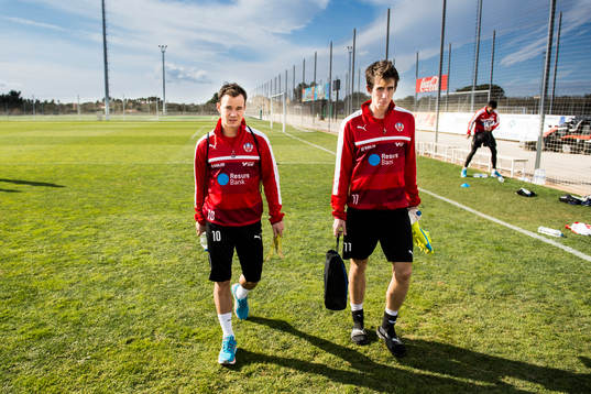 Anton Wede och Adam Eriksson lämnar planen