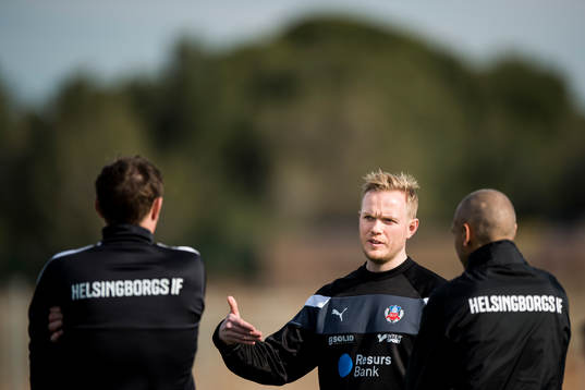 Jonas Eidevall pratar med assisterande tränare Tobias