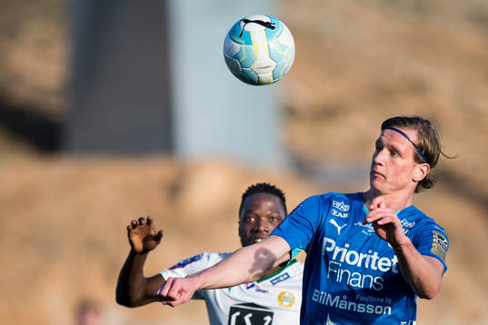 Halmstads Alexander Berntsson och Hammarbys Amadaiya Rennie