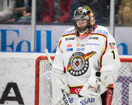Luleås målvakt Daniel Larsson innan ishockeymatchen i SHL